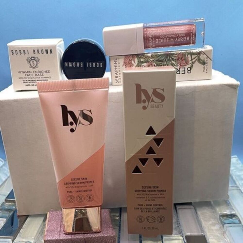 Bobbi Brown Face Base 
Berry + Juice lip gel Lip Gloss
Lys Beauty